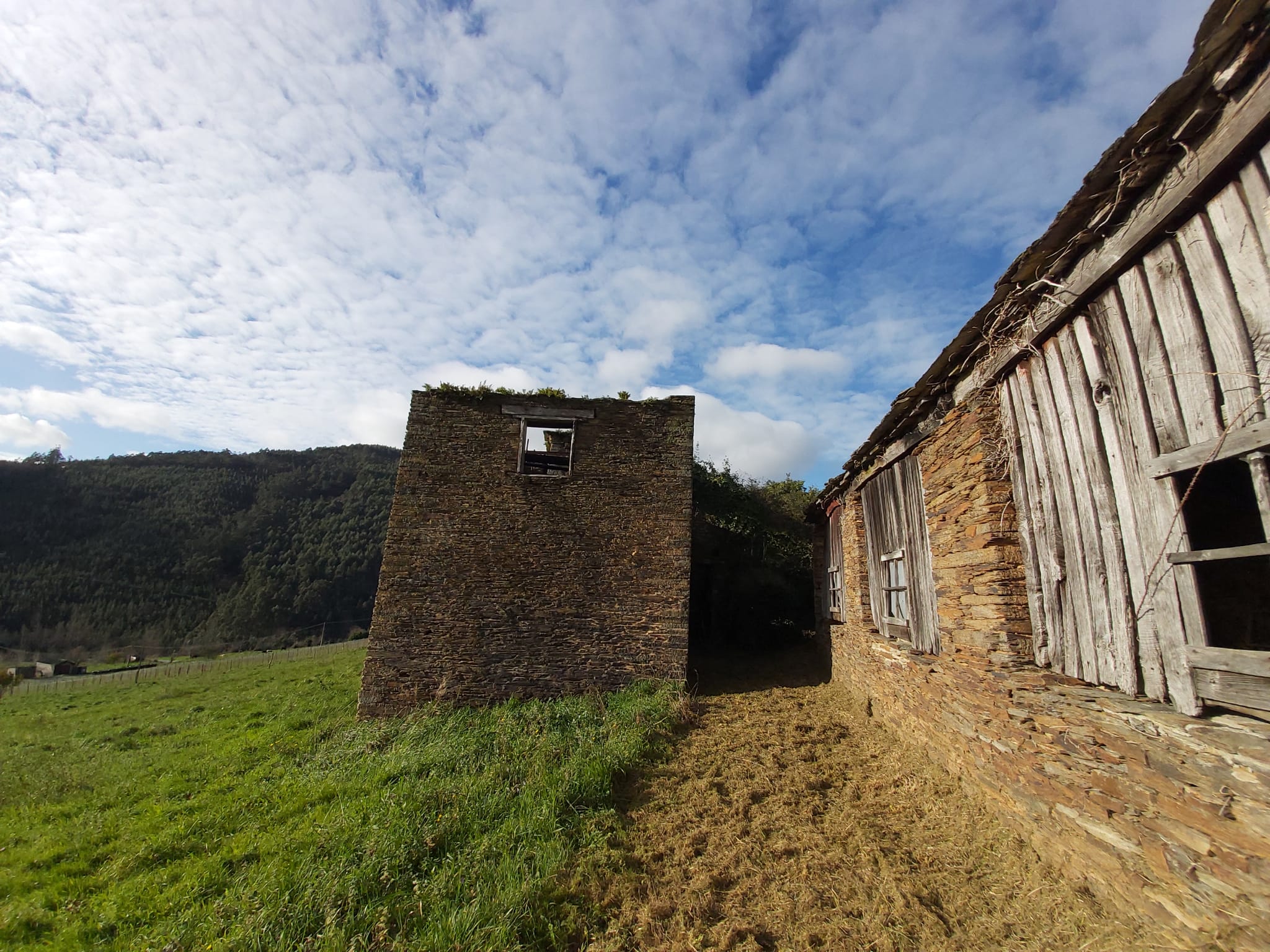 Se vende torreón con alpendre para reformar – en Trabada (Lugo)